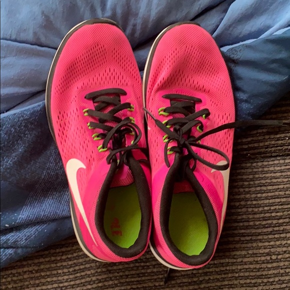 Women’s Nike running shoes - Picture 1 of 3